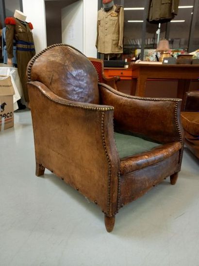Fauteuil club en cuir, 
Manque coussin d'assise
H...