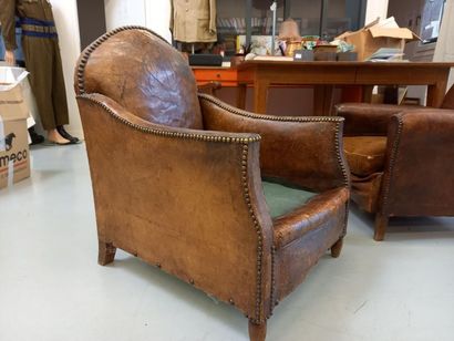 Fauteuil club en cuir, 
Manque coussin d'assise
H...