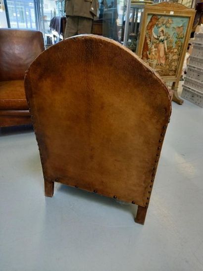 Fauteuil club en cuir, 
Manque coussin d'assise
H...