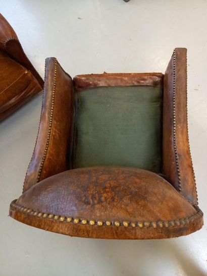 Fauteuil club en cuir, 
Manque coussin d'assise
H...