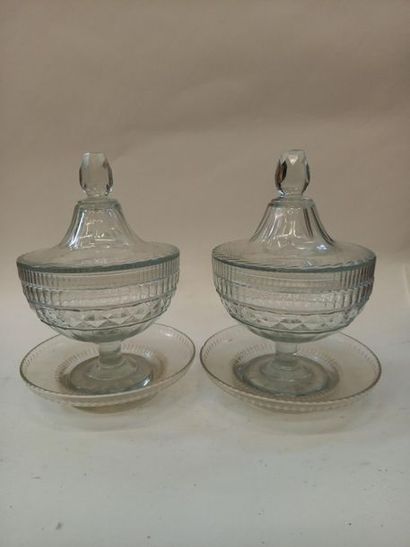 Paire de drageoirs en verre taillé
Accident...