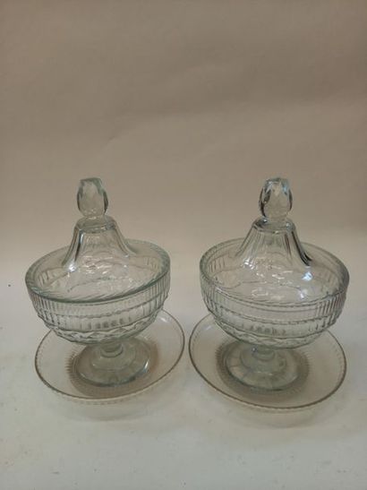 Paire de drageoirs en verre taillé
Accident...