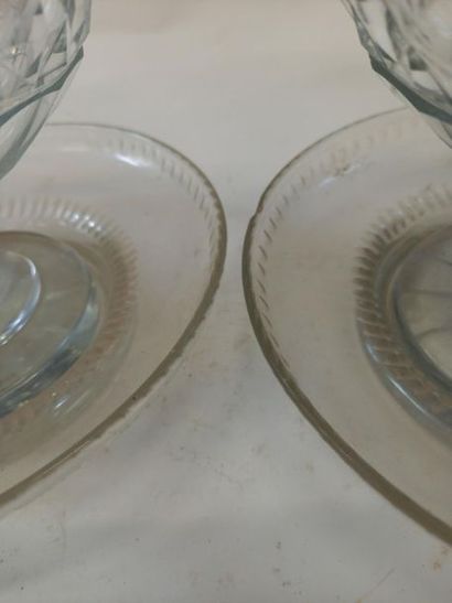 Paire de drageoirs en verre taillé
Accident...
