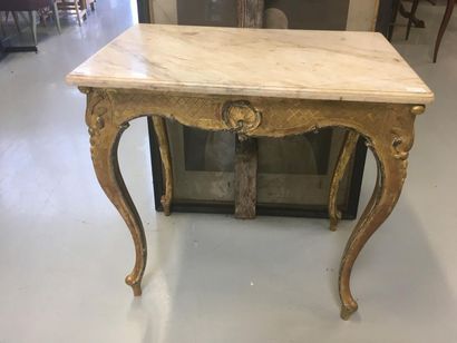Table de milieu en bois sculpté et doré plateau...