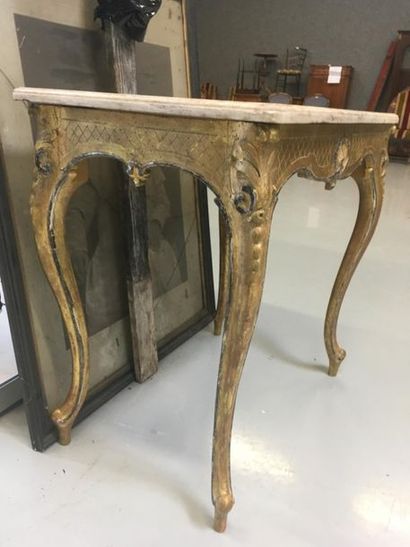 Table de milieu en bois sculpté et doré plateau...