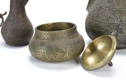 Suite de 4 pots à décor coufique et flor...