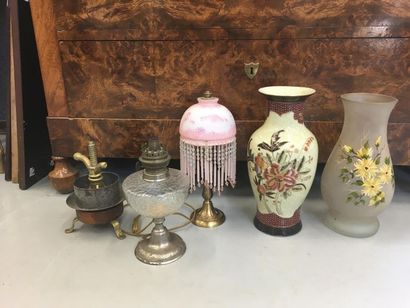 Lot de bibelots divers dont vases, lampe
H...