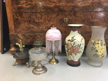 Lot de bibelots divers dont vases, lampe
H...