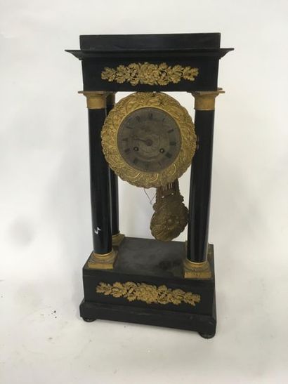 Pendule portique à colonnes noires
H : 52...