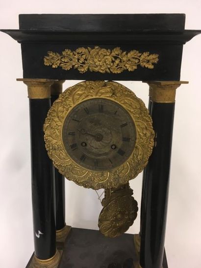 Pendule portique à colonnes noires
H : 52...