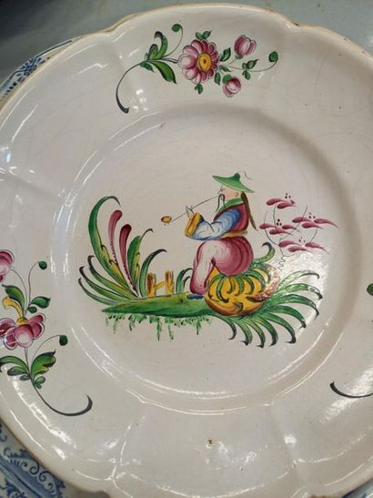 Lot de 4 assiettes en faience