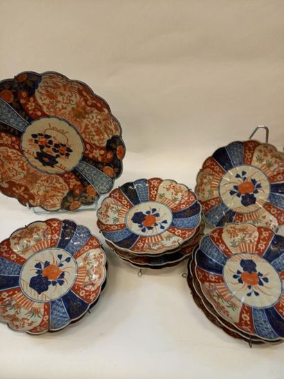 Suite de 10 assiettes en porcelaine du Japon,...