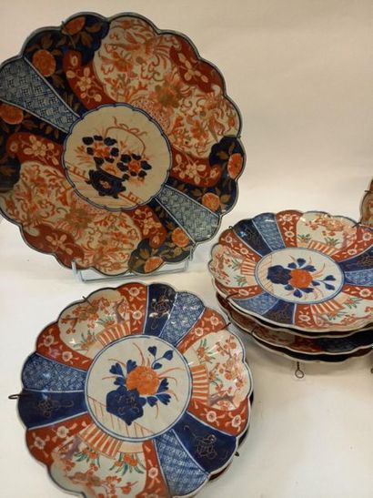 Suite de 10 assiettes en porcelaine du Japon,...