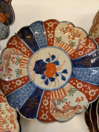 Suite de 10 assiettes en porcelaine du Japon,...