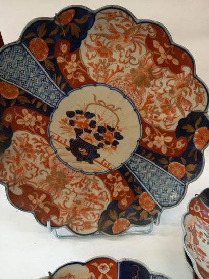 Suite de 10 assiettes en porcelaine du Japon,...