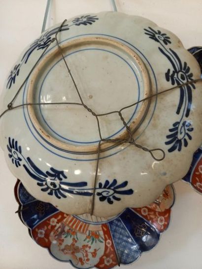 Suite de 10 assiettes en porcelaine du Japon,...