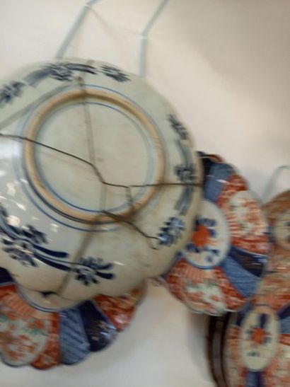 Suite de 10 assiettes en porcelaine du Japon,...