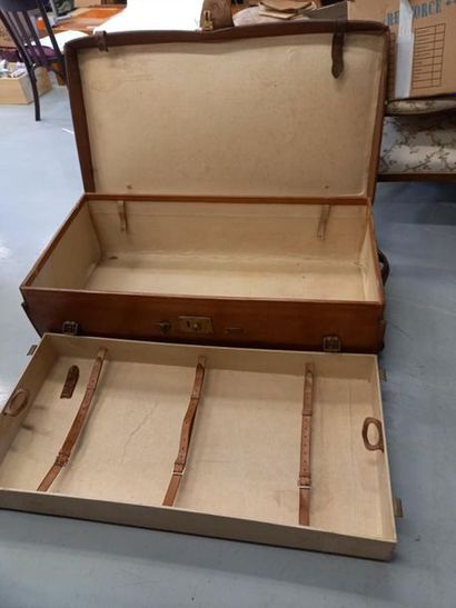Valise en cuir GOYARD
H : 33 cm
106 x 56...