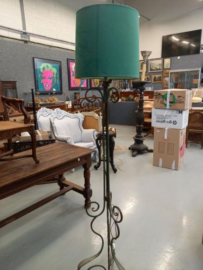 Lampadaire en fer forgé vert