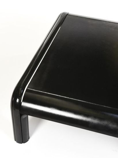 Gae AULENTI (1927-2012) 
Table basse rectangulaire...