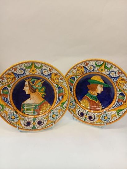 DERUTA
Paire de plats rond en faïence émaillée...