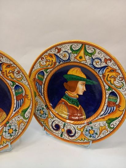 DERUTA
Paire de plats rond en faïence émaillée...