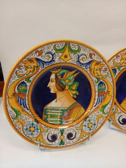 DERUTA
Paire de plats rond en faïence émaillée...