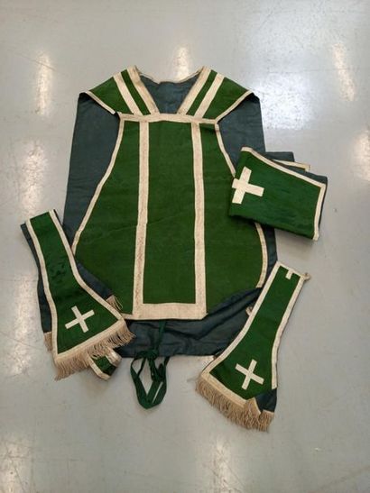 Chasuble avec étole, manipule, voile de ...