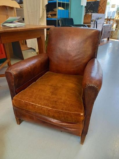 Fauteuil club dossier droit en cuir 
Coussin...