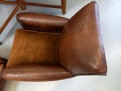 Fauteuil club dossier droit en cuir 
Coussin...