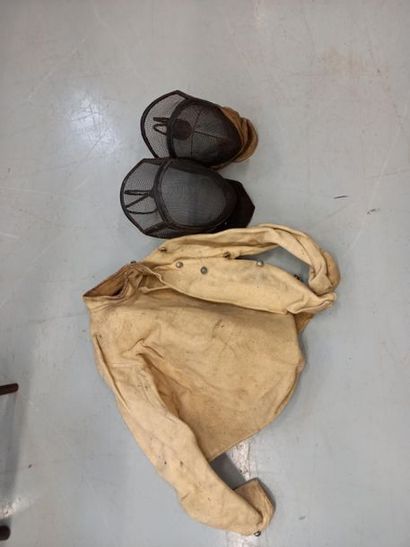 Veste et 2 casque d'escrime