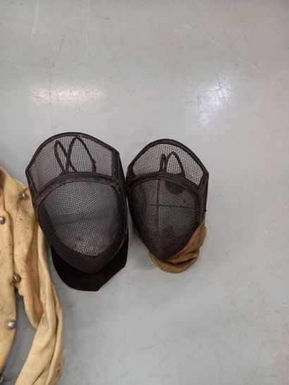 Veste et 2 casque d'escrime