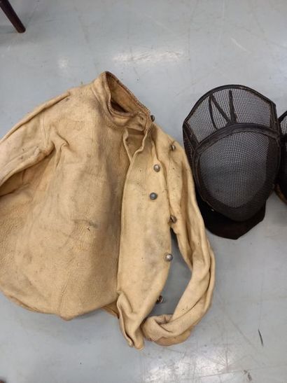 Veste et 2 casque d'escrime