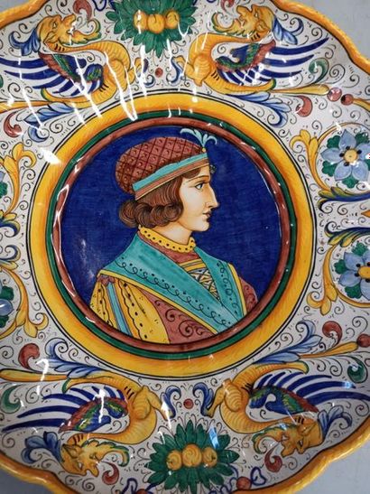 DERUTA 
Plat rond à décor d'une femme 
Signé...
