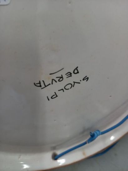 DERUTA 
Plat rond à décor d'une femme 
Signé...