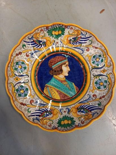 DERUTA 
Plat rond à décor d'une femme 
Signé...