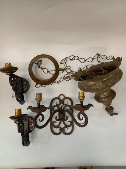 Lot de luminaires dont paire d'appliques,...