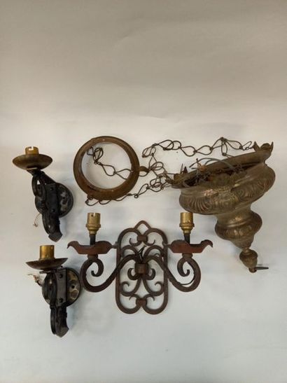 Lot de luminaires dont paire d'appliques,...