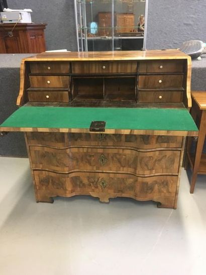Commode scribane en bois de placage il ouvre...
