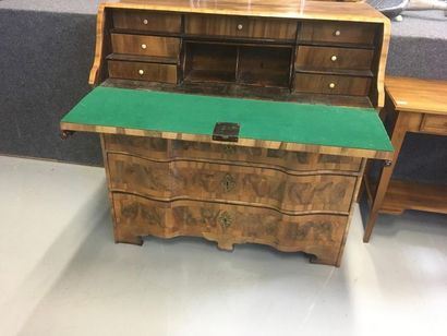 Commode scribane en bois de placage il ouvre...