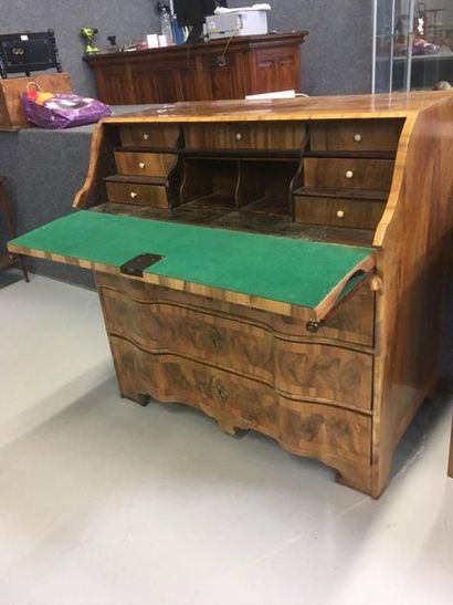 Commode scribane en bois de placage il ouvre...