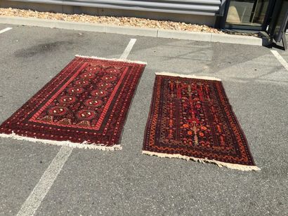 2 tapis fond rouge
