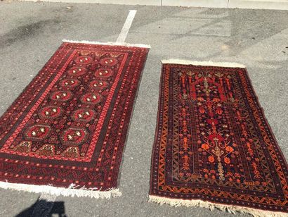 2 tapis fond rouge
