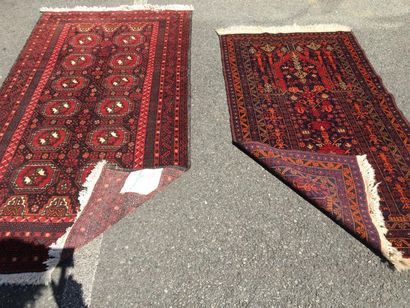 2 tapis fond rouge