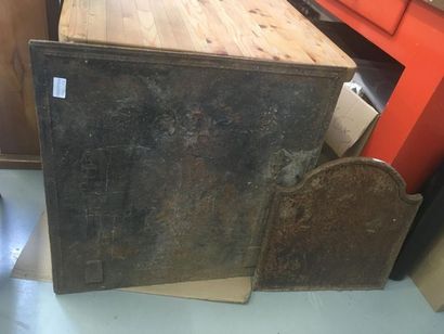 Deux plaques de cheminées en fonte 