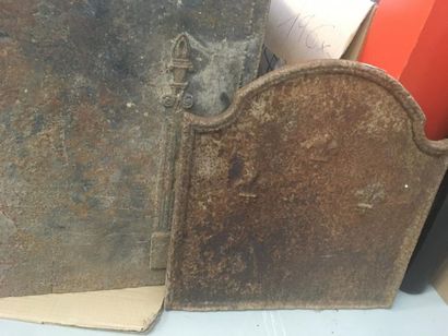 Deux plaques de cheminées en fonte 
