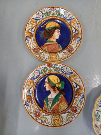 DERUTA
Paire de plats rond en faience émaillée...