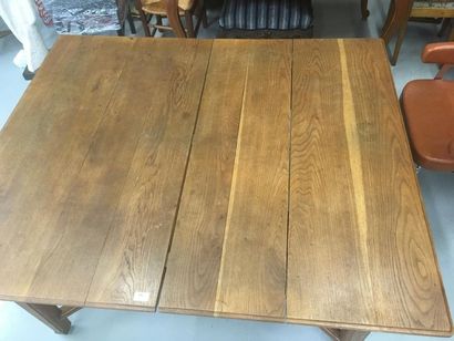 Grande table en chêne
139 x 116 cm
H : 76...