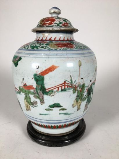 CHINE vase couvert famille verte
19ème
H...