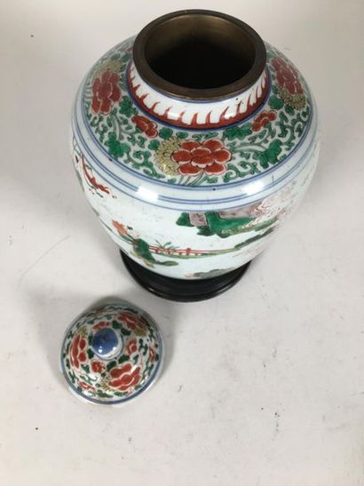 CHINE vase couvert famille verte
19ème
H...